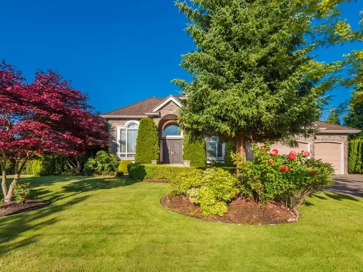 Professional Front yard landscaping services by Adam Gorski Landscapes in Sammamish, WA &mdash; licensed scene Architect provider